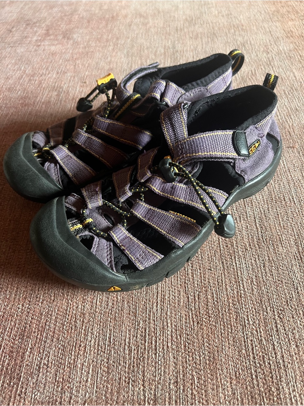 Keen Youth size 2 Closed-Toe Sport Sandals in Purple and Black